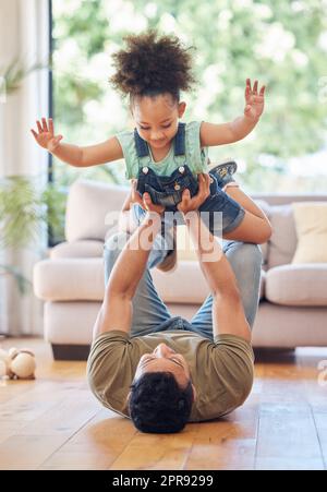 Viel Spaß. In voller Länge Aufnahme eines entzückenden kleinen Mädchens, das mit ihrem Tag im Wohnzimmer zu Hause spielt. Stockfoto