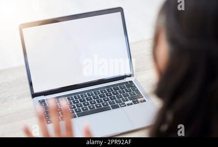 Verbinden Sie sich, und machen Sie es weiter. Nahaufnahme einer nicht erkennbaren Geschäftsfrau, die in einem Büro einen Videoanruf auf einem Laptop mit leerem Bildschirm führt. Stockfoto