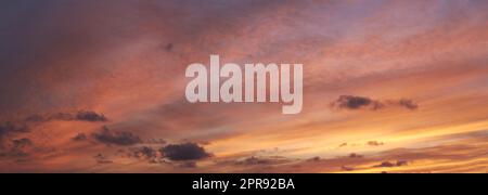 Kopieren Sie Wolken in einem launischen Himmel in der Dämmerung. Malerischer Panoramablick und Banner einer dramatischen Wolkenlandschaft und donnernder Hintergrund bei Sonnenauf- oder -Untergang. Klima des düsteren dunklen Wetters bei Sonnenaufgang im Freien Stockfoto