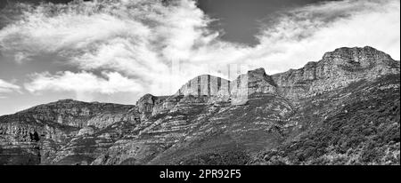 Schwarz-weiße Berglandschaft auf wolkenlosem Hintergrund mit Kopierbereich. Blick auf die Natur des beliebten Wahrzeichens, Twelve Apostles Mountain, in touristischer Wanderung, Kapstadt, Südafrika Stockfoto