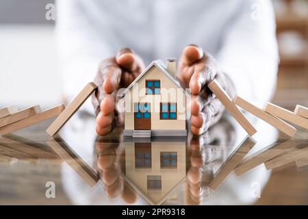 Immobilienversicherung. Domino-Kette-Challenge Stockfoto