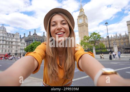 Urlaub in Großbritannien. Brasilianisches Mädchen nimmt Selfie-Bild mit Smartphone in London, Großbritannien. Stockfoto