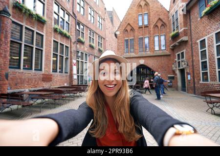 Tourist Girl porträtiert sich selbst in der Bottscherstraße, Bremen, Deutschland Stockfoto