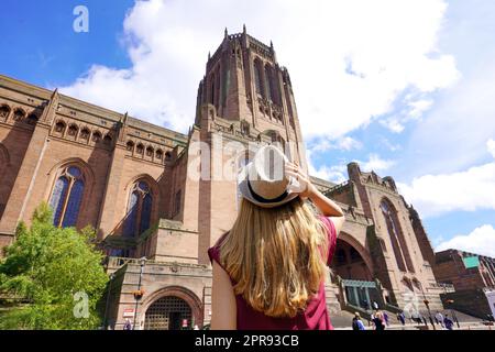 Tourismus in Liverpool, Großbritannien. Rückansicht eines Reisenden Mädchens, das die Cathedral Church of Christ in Liverpool, England, besucht. Stockfoto