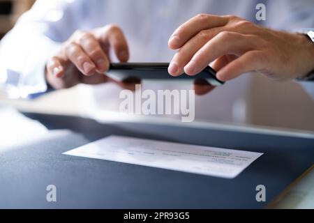 Scheckeinzahlung Per Fernzugriff, Foto Wird Aufgenommen Stockfoto