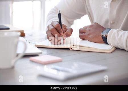 Ein Traum wird nicht durch Magie Wirklichkeit. Ein unkenntlich männlicher schreibt zu Hause in sein Tagebuch. Stockfoto