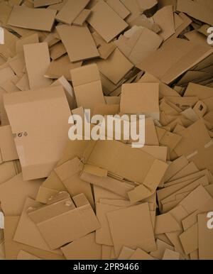 Viel Pappe liegt auf einem großen Stapel. Das Foto zeigt die Menge des Abfalls, der durch die Kartonverpackung entsteht. Stockfoto