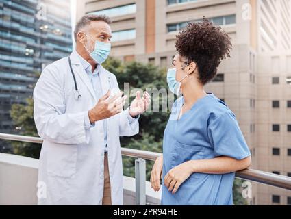 Was können wir tun, um im medizinischen Bereich zu verbessern. Zwei Ärzte sprechen in der Stadt. Stockfoto