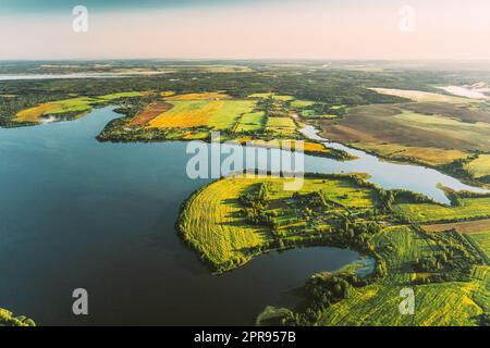 Lyepyel District, Region Witebsk, Belarus. Luftaufnahme Der Wohngegend Mit Häusern Auf Dem Land. Sonniger Herbstmorgen. Sonnenschein Über Der Skyline Der Stadt Und Dem Lepel Lake Stockfoto