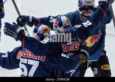 2022/2023 DEL Finale Spiel Nr. 5 | Red Bull München gegen ERC Ingolstadt, Spiel 5 2023-04-23 in München (Olympia-Eisstadion) Jubelszenen JOHANSSON Emil (Re Stockfoto