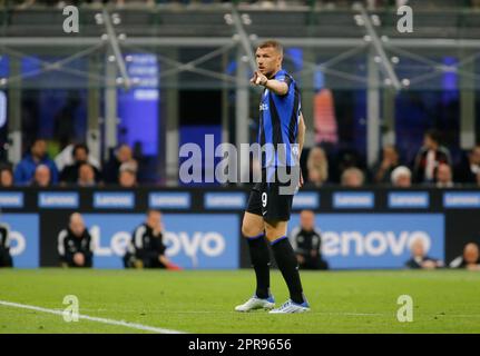 Mailand, Italien. 26. April 2023. Edin Dzeko vom FC Internazionale während des Halbfinalspiels der Coppa Italia auf der zweiten Etappe, Fußballspiel zwischen dem FC Juventus Internazionale am 26. April 2026 im Giuseppe Meazza Stadium, San Siro, Mailand, Italien. Kredit: Nderim Kaceli/Alamy Live News Stockfoto