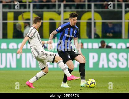 Mailand, Italien. 26. April 2023. Alessandro Bastoni vom FC Internazionale während des Halbfinalspiels der Coppa Italia auf der zweiten Etappe, Fußballspiel zwischen dem FC Juventus FC Internazionale am 26. April 2026 im Giuseppe Meazza Stadium, San Siro, Mailand, Italien. Kredit: Nderim Kaceli/Alamy Live News Stockfoto