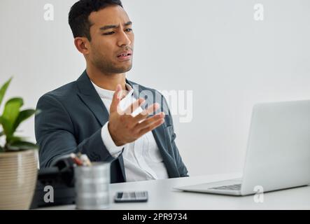 Gerechtigkeit war ein Versprechen des Unehrlichen. Ein Geschäftsmann, der frustriert war, als er seinen Laptop an seinem Schreibtisch in einem modernen Büro benutzte. Stockfoto