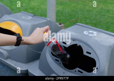 Hand junge Frau hält Flasche Plastikmüll.Recycling Abfall hilft, die globale Erwärmung Verschmutzung Umwelt zu reduzieren. Stockfoto