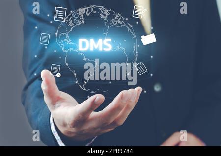 Geschäftsmann Hand Welt virtuellen Bildschirm DMS Dokument-Management-System digitale Technologie Verbindung Icon Konzept. Stockfoto