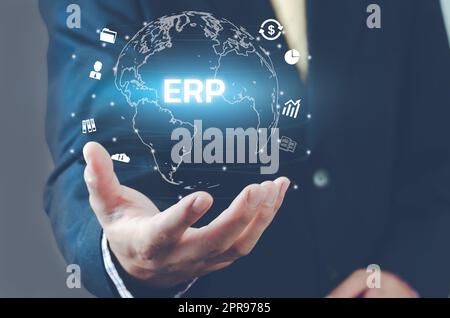 Geschäftsmann Hand Welt virtuellen Bildschirm ERP Enterprise Ressource Planung digitale Technologie Verbindung Icon Konzept. Stockfoto