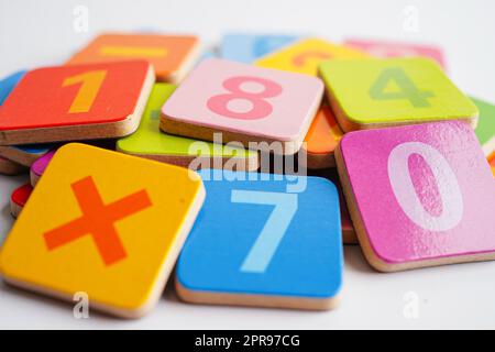 Anzahl Holzblock Würfel für das Lernen Mathematik, Bildung Mathematik Konzept. Stockfoto