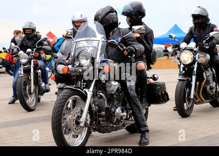 LMotorradfahrer auf Motorrädern, in Helmen und Lederjacken, offene Motorradsaison am Dnipro-Ufer der Ukraine, 2021-05-11 Stockfoto