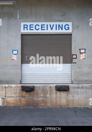 Eine Warenannahme in einer Laderampe in Einer Fabrik, einer Fertigungseinrichtung oder einem Vertriebszentrum Stockfoto