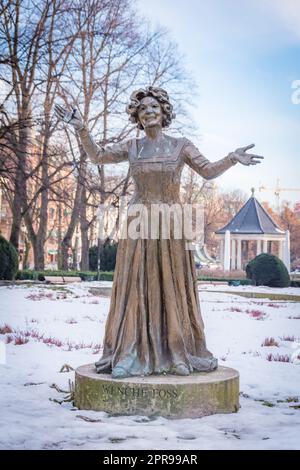 Statue der norwegischen Schauspielerin Wenche Foss im Park vor dem Nationaltheater Stockfoto