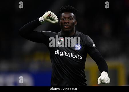 Mailand, Italien. 26. April 2023 Andre Onana vom FC Internazionale feiert während des Halbfinalspiels Coppa Italia auf der zweiten Etappe zwischen dem FC Internazionale und dem FC Juventus. Kredit: Nicolò Campo/Alamy Live News Stockfoto