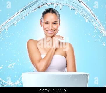Bereinigen Sie Ihre Handlung. Studioaufnahme von sauberem Wasser, das gegen eine Frau spritzt. Stockfoto