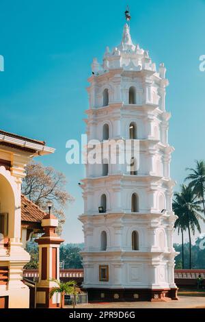 Kavlem, Phonda, Goa, Indien. Shree Shantadurga Mandir, Kavlem Tempel. Berühmte Sehenswürdigkeit Und Beliebtes Reiseziel. Weißer Lampenturm. Shantadurga Devi Stockfoto