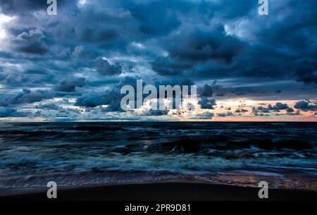 Dramatischer Sonnenuntergang über der Ostsee in Lubiatowo, Pommern, Polen Stockfoto