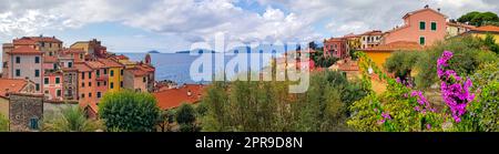 Farbenfrohe Architektur des kleinen Fischerdorfs Tellaro, Cinque Terre, Ligurien, Italien Stockfoto