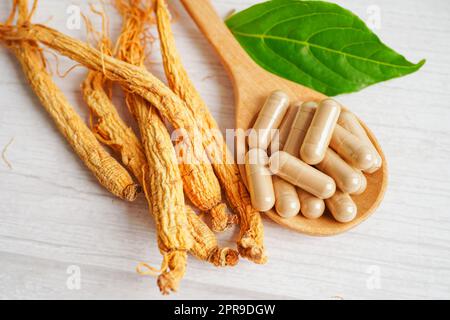 Ginseng Wurzeln und grünes Blatt, gesunde Ernährung. Stockfoto