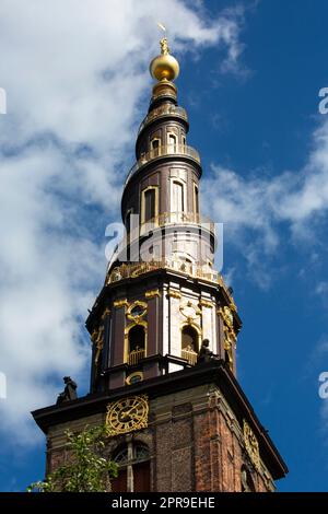 Unsere Erlöserkirche, eine barocke Kirche, bekannt für ihre äußere Wendeltreppe, die den Gipfel, Kopenhagen, Dänemark, erreichen kann Stockfoto