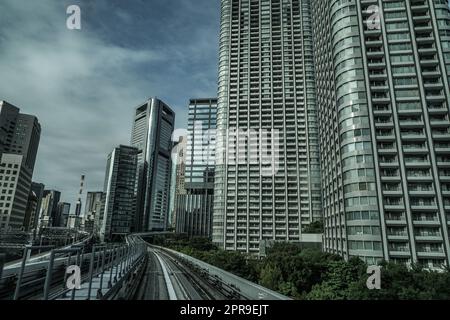 Tokio der Gebäude, die vom yurikamome aus sichtbar sind Stockfoto