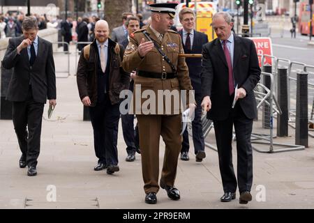 Zehn Tage vor der Krönung von König Karl III. Angehörige der Streitkräfte unter der Leitung von Generalmajor Christopher Ghika, General Officer der Haushaltsabteilung und Chefrichter der Zeremonialherrschaft in der britischen Armee (trägt die violette Krawatte), Und Warrant Officer (GSM) Andrew 'Vern' Stokes MVO von den Coldstream Guards (in Uniform), gehen und planen Sie die feierliche Prozessionsroute von Westminster Abbey zum Buckingham Palace am 26. April 2023 in London, England. Stockfoto