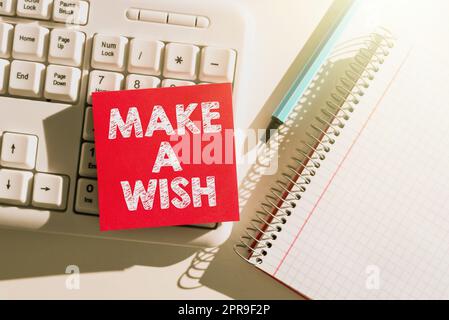 Text mit Inspiration Wünsch Dir Was. Wort für To Have Dreams Wünsche über zukünftige Ereignisse Be positive wichtige Botschaften geschrieben auf „Note on Desk“ mit Stift, Notizbuch und Tastatur. Stockfoto