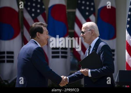 Washington, Usa. 26. April 2023. US-Präsident Joe Biden, rechts, und Yoon Suk Yeol, Südkoreas Präsident, schütteln sich bei einer Pressekonferenz im Rosengarten des Weißen Hauses die Hand während eines Staatsbesuchs in Washington, DC am Mittwoch, den 26. April 2023. Die USA werden die Abschreckung, die sie Südkorea gegen nukleare Bedrohungen bieten, verstärken, indem sie unter anderem ein nuklearbewaffnetes U-Boot in das Land entsenden und sich seinerseits ein Versprechen von Seoul sichern, Verpflichtungen einzuhalten, ihr eigenes Atomwaffenarsenal nicht zu verfolgen. Foto: Al Drago/UPI Credit: UPI/Alamy Live News Stockfoto