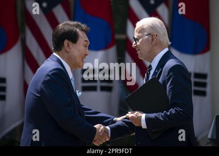 Washington, Usa. 26. April 2023. US-Präsident Joe Biden, rechts, und Yoon Suk Yeol, Südkoreas Präsident, schütteln sich bei einer Pressekonferenz im Rosengarten des Weißen Hauses die Hand während eines Staatsbesuchs in Washington, DC am Mittwoch, den 26. April 2023. Die USA werden die Abschreckung, die sie Südkorea gegen nukleare Bedrohungen bieten, verstärken, indem sie unter anderem ein nuklearbewaffnetes U-Boot in das Land entsenden und sich seinerseits ein Versprechen von Seoul sichern, Verpflichtungen einzuhalten, ihr eigenes Atomwaffenarsenal nicht zu verfolgen. Foto: Al Drago/UPI Credit: UPI/Alamy Live News Stockfoto