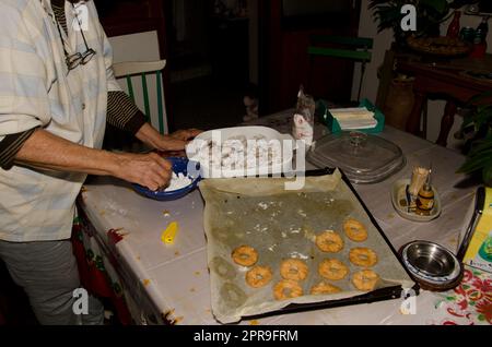 Eine Frau, die Brötchen zubereitet. Stockfoto