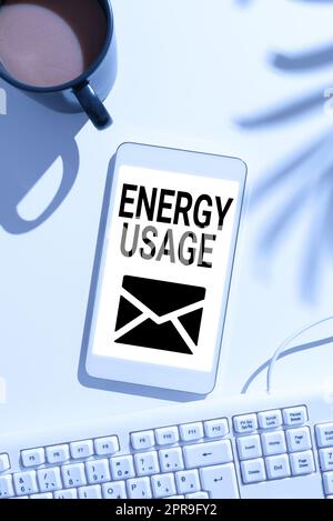 Textzeichen für den Energieverbrauch. Konzept, das die Menge an verbrauchter oder verbrauchter Energie in einem Prozess oder System Mobiltelefonbildschirm mit wichtiger Nachricht am Schreibtisch mit Kaffee und Tastatur bezeichnet Stockfoto