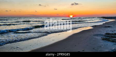 Dramatischer Sonnenuntergang über der Ostsee in Lubiatowo, Pommern, Polen Stockfoto