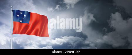 Samoa-Flagge am wolkigen Himmel Stockfoto