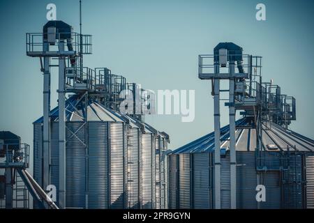 Nahaufnahme des Granaraufzugs für Agro-Silos in der agroverarbeitenden Produktionsanlage Stockfoto