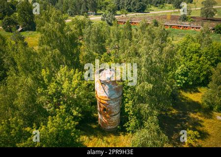 Weißrussland. Blick Aus Der Vogelperspektive Auf Die Ruine Des Wasserturms In Der Tschernobyl Zone. Chornobyl-Katastrophen. Verfallenes Haus Im Belarussischen Dorf. Ganze Dörfer Müssen Beseitigt Werden. Umsiedlungszone Tschernobyl Stockfoto