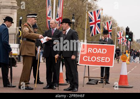 Zehn Tage vor der Krönung von König Karl III. Angehörige der Streitkräfte unter der Leitung von Generalmajor Christopher Ghika, General Officer der Haushaltsabteilung und Chefrichter der Zeremonialherrschaft in der britischen Armee (trägt die violette Krawatte), Und Warrant Officer (GSM) Andrew 'Vern' Stokes MVO von den Coldstream Guards (in Uniform), gehen und planen Sie die feierliche Prozessionsroute von Westminster Abbey zum Buckingham Palace am 26. April 2023 in London, England. Stockfoto