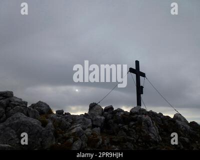 Gipfelkreuz am Sonneck, Wilder Kaiser, Tirol, Österreich Stockfoto