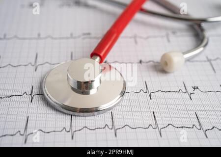 Stethoskop auf Elektrokardiogramm (EKG), Herzwelle, Herzinfarkt, EKG-Bericht. Stockfoto