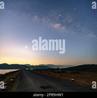 Dämmerung Morgenlicht vor Sonnenaufgang am Reservoir, geradeaus über den Staudamm, die Milchstraße am frühen Morgen Stockfoto