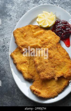 goldenpaniertes deutsches Schnitzel Stockfoto