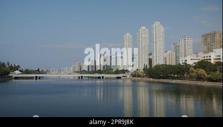 Sha Tin, Hongkong 14. März 2021: Shing Mun River Channel und hong kong Wohngebäude Stockfoto