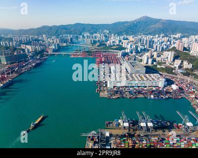 Hongkong 05. Dezember 2021: Draufsicht auf den Hafen des Frachtterminals von Hongkong Stockfoto