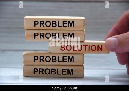 Problem- und Lösungstext auf Holzblöcken. Stockfoto